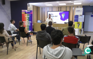 La sesión formativa al personal del club sobre esta nueva realidad estuvo a cargo de Antonio Sanz Fuertes