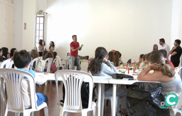 Un monitor explica la actividad a los más pequeños en el Baluarte de la Candelaria