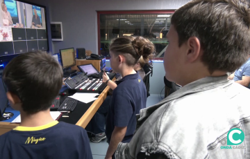 Los alumnos en una de las dependencias de la emisora municipal