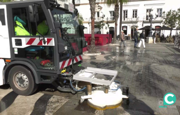 Una máquina durante su jornada de trabajo en la plaza de San Juan de Dios en una imagen de archivo