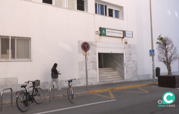 Entrada del centro educativo en la capital gaditana