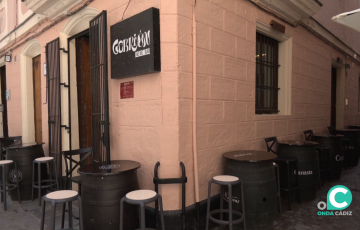 Una terraza en una de las calles del emblemático barrio gaditano