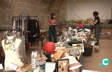 Dos voluntarias con algunos de los productos que se ofrecen en este singular proyecto