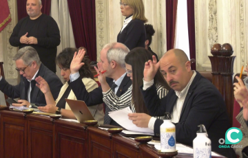 Concejales del grupo municipal socialista en el transcurso de un Pleno en una imagen de archivo