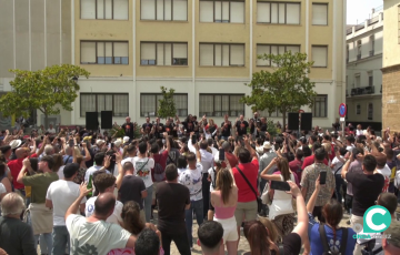 La plaza de Fragela se llenó de emociones en la actuación de la antología del afamado creador 
