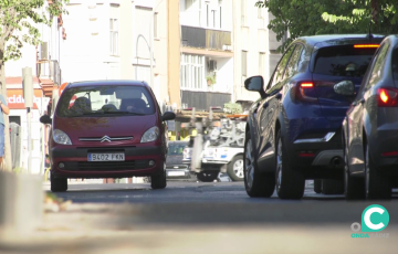 Tráfico por una calle de la capital gaditana 