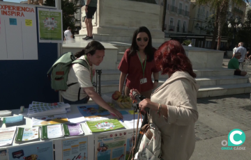 Mesa informativa instalada este lunes en la capital gaditana