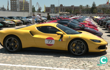 Los vehículos estacionados en la zona portuaria de la capial gaditana