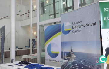 Alguno de los mostradores informativos dispuestos para el encuentro