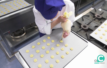 Una alumna durante sus prácticas en la cocina del centro