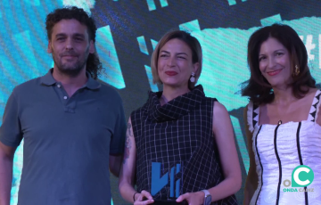 Almudena de la Montaña en el momento de la recogida de su distinción