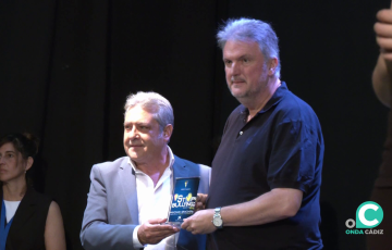 Uno de los distinguidos durante el acto en el salón del colegio San Felipe Neri