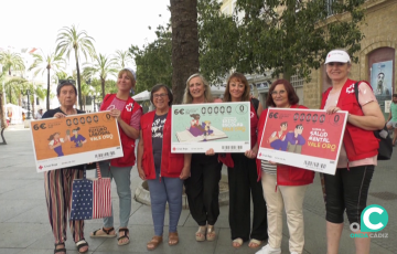 Representantes de la institución repartiendo la suerte por la plaza de San Juan de Dios este viernes
