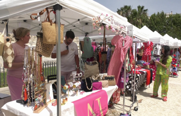 El espacio monumental de la capital gaditana ha servido de lugar para ofertar productos de todo tipo 