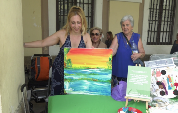 En la mesa informativa también se ofrecían los trabajos de artesanía que realizan los asociados de la entidad