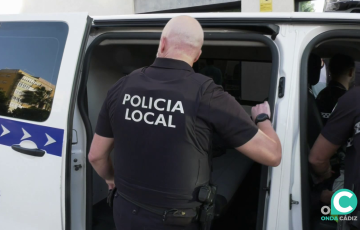 Agente accediendo a su vehículo en una imagen de archivo