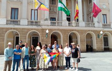 El Ayuntamiento de Cádiz luce ya la bandera inclusiva
