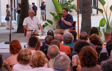 El poeta y director del Instituto Cervantes, Luis García Montero, conversando con el coordinador de la Feria del Libro de Cádiz, Alejandro Luque. 