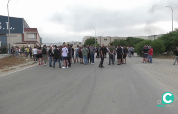 Trabajadores concentrados este miércoles en uno de los accesos de la factoría de Navantia Puerto Real.