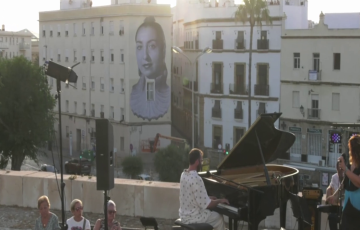 Imagen del concierto homenaje a La Perla de Cádiz en el paseo superior de Puerta de Tierra.