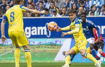 Melendo y Alex Fernández en una acción del encuentro (Foto: LaLiga)