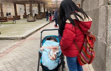 Una madre con su hijo en una imagen de archivo