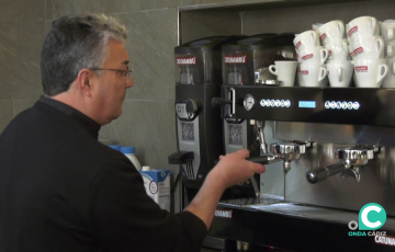 Empleado del sector de la hostelería en un establecimiento de Cádiz, en una imagen de archivo. 