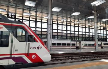 Una línea de cercanías en una estación de Renfe.