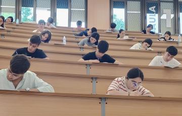 Estudiantes realizando los exámenes de la PAU en una de las salas de estudio del campus de la UCA.