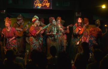 La comparsa 'La valla' recoge el premio Candela y Espino en el Pay Pay.