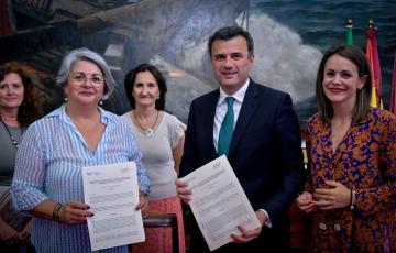 Un momento tras la firma del convenio.