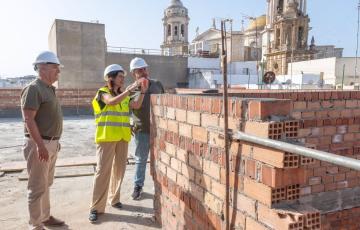 La concejala de Vivienda y Desarrollo Sostenible y presidenta de Procasa, Ana Sanjuán, en una imagen de archivo de una visita a unas obras.