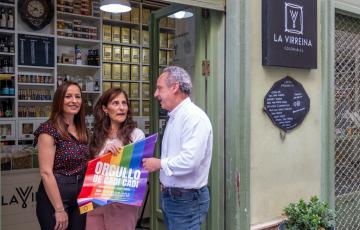La concejala de Políticas de Inclusión y Lgtbi, Virginia Martín, junto con el presidente de Cádiz Centro Comercial Abierto, José Amaya, en el comercio La Virreina Colonial, nuevo Punto Arcoiris de la ciudad.
