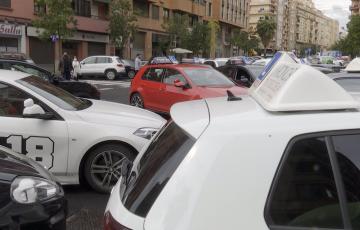 Los vehículos de las autoescuelas se manifiestan en la calles en una imagen de archivo