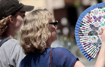 Evitar exponerse al sol durante las horas centrales del día es una de las recomendaciones en estos días de ola de calor.