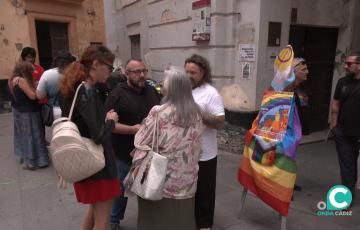 Miembros de la plataforma 'Comisión 28J' Cádiz en la presentación del cartel de la manifestación con motivo del Día del Orgullo 2025.