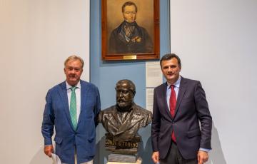 El alcalde de la ciudad, Bruno García, y Francisco de Borja Queipo de Llano y Fernández de Villaciencio, conde de Toreno, posan junto al busto del VIII Conde de Toreno.