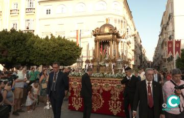 10 pasos formaron el cortejo de la procesión del Corpus Chico en Cádiz. 
