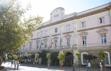Fachada del Palacio Provincial de la Diputación de Cádiz en la capital gaditana.