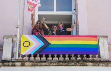 La diputada de Igualdad, Susana Sánchez Toro, tras desplegar la bandera arcoiris en el balcón del Palacio Provincial