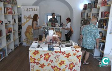 Personas visitando las casamatas de la Feria del Libro de Cádiz.