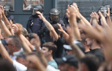 Agentes junto a los manifestantes en la jornada de este martes en la capital gaditana