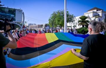Representantes institucionales, sociales y del colectivo izan la bandera del colectivo Lgtbi