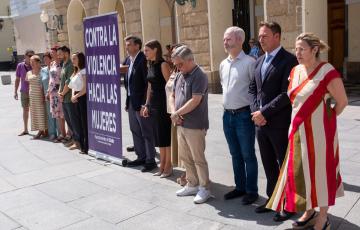 Un momento de la concentración respetuosa en la plaza de San Juan de Dios