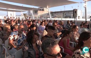 Público disfrutando de uno de los conciertos en la terraza de la Fundación Unicaja de Cádiz. 