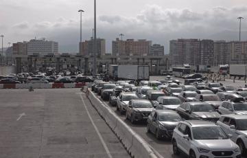 Numerosos vehículos esperan para cruzar la frontera en el puerto algecireño en una imagen de archivo