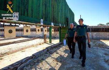 Agentes de la Guardia Civil de Cádiz en un operativo contra informes médicos fraudulentos.