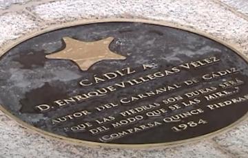 El Ayuntamiento saca a licitación las cuatro nuevas placas en bronce para el Paseo de la Fama del Carnaval.