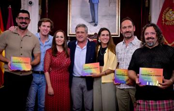 Los homenajeados con las autoridades tras finalizar el acto