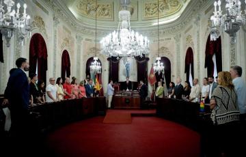 Minuto de silencio antes de comenzar este jueves la sesión plenaria en el Ayuntamiento de Cádiz